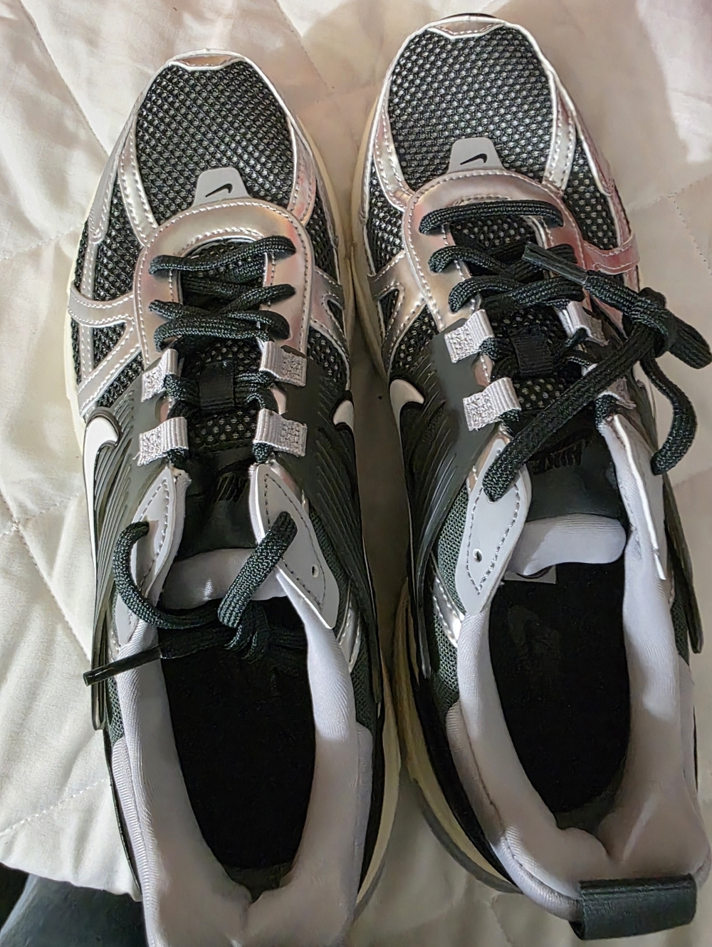 Nike V2K Run, Black and Metallic Silver Mesh Running Sneakers Size 9.5m, New.